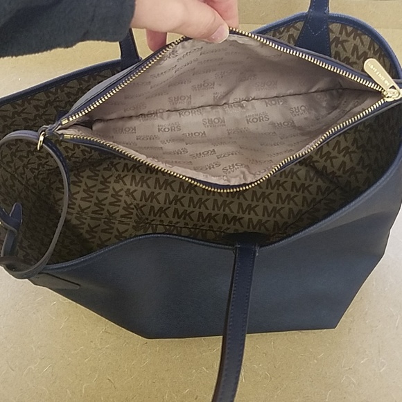 Michael Kors tote. It is Reversal with wrist let - Picture 7 of 7